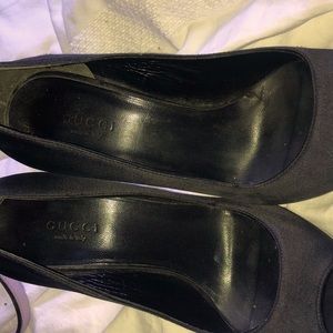 Gucci velvet pumps !